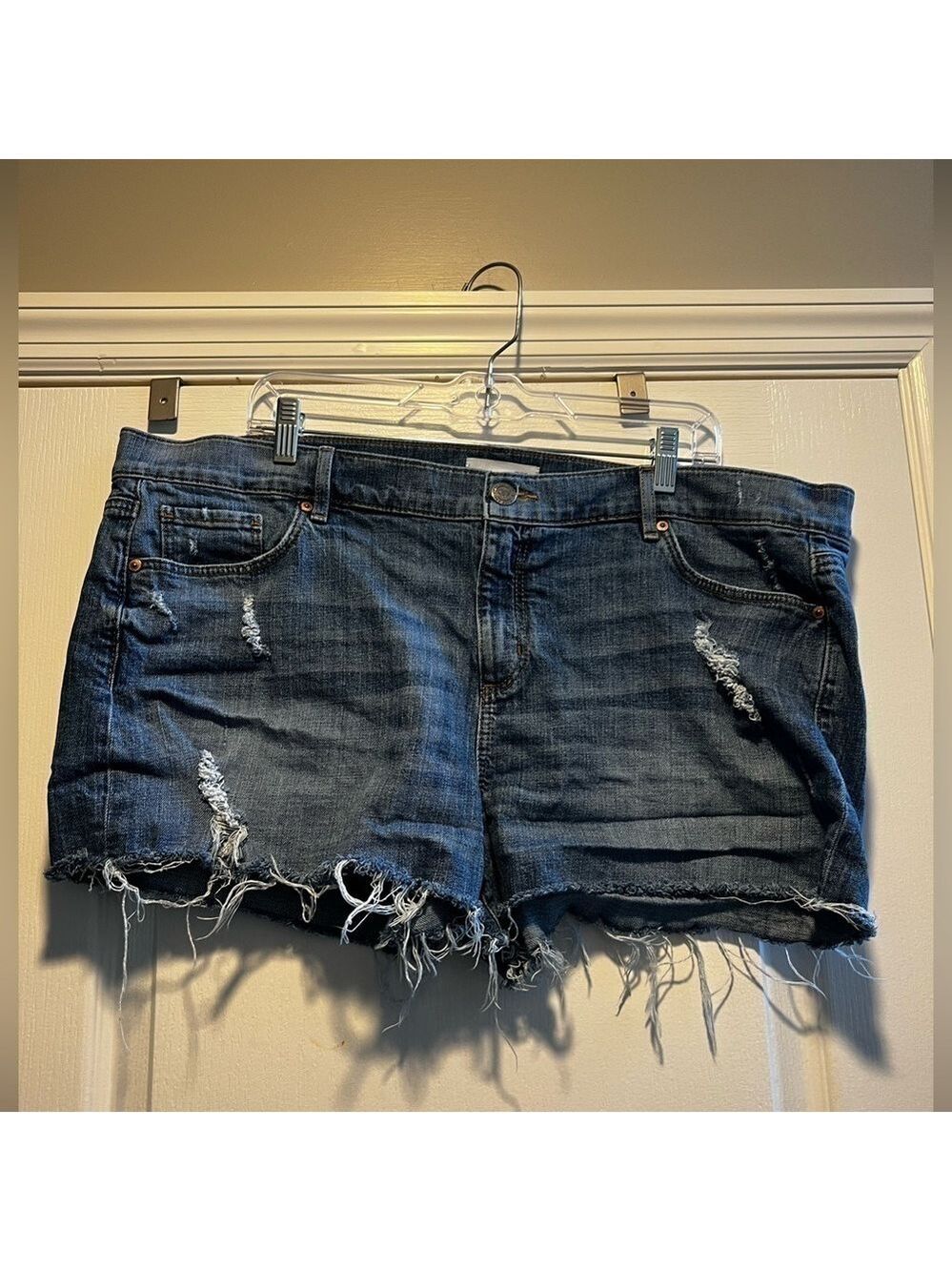 Women’s Ann Taylor Loft Distressed Cut off Denim Shorts. Size 34/18